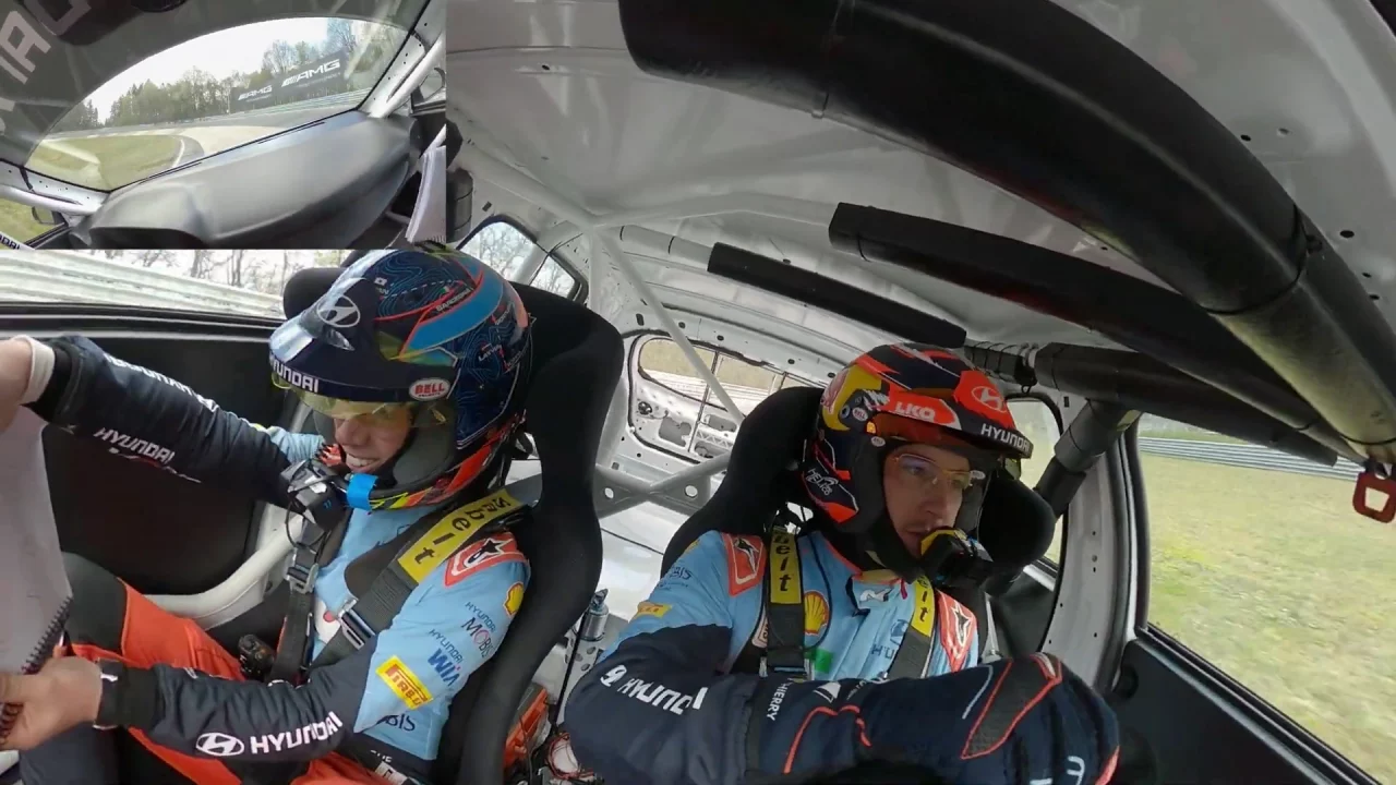 Piloto y copiloto afrontando Nordschleife en un Hyundai i30 TCR