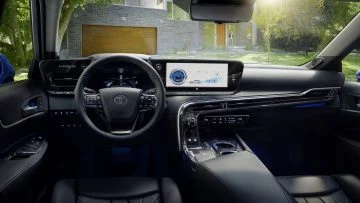 Vista delantera del habitáculo del Toyota Mirai, destacando su tecnología y diseño futurista.