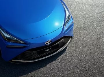 Vista delantera del Toyota Mirai, destacando su diseño afilado y moderno para 2024