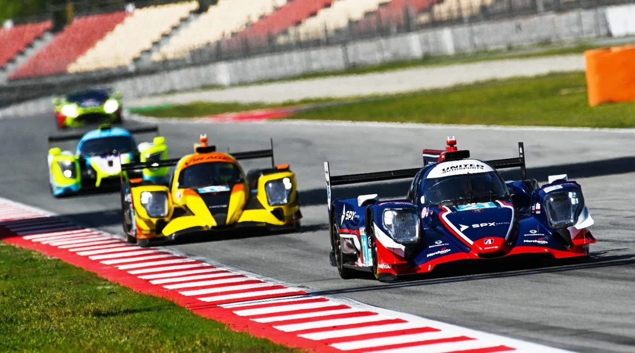 Vehículo United Autosport LMP2 competiciendo en WEC 2024, vista lateral en acción.