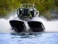 Prototipo anfibio combina coche con motos de agua para movilidad acuática.
