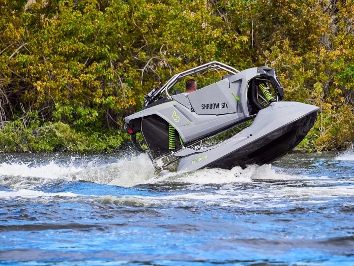 Vehículo anfibio que combina características de coche con motos de agua
