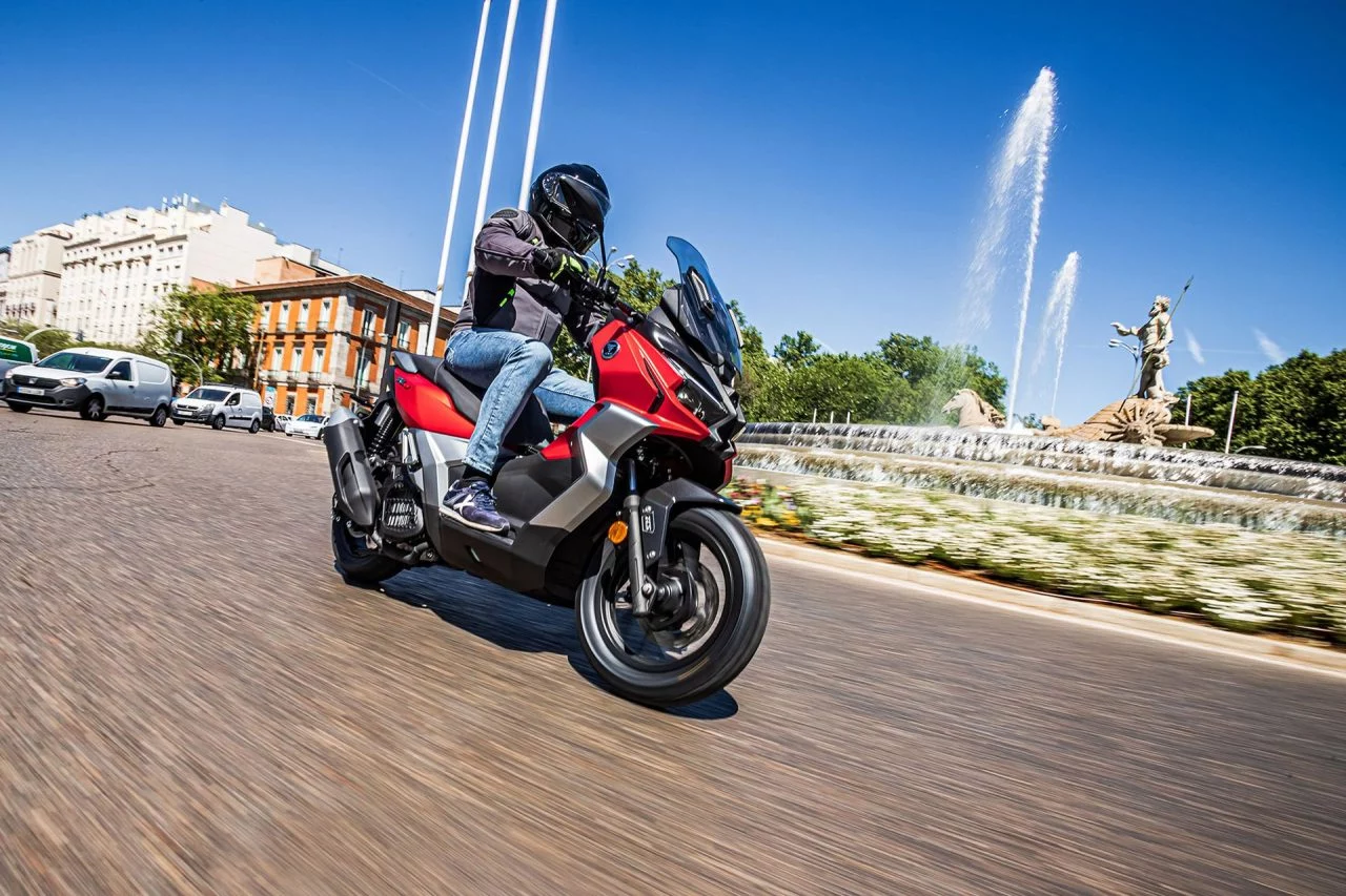 VOGE SR1 ADV 125: crossover económico con garantía extensa.