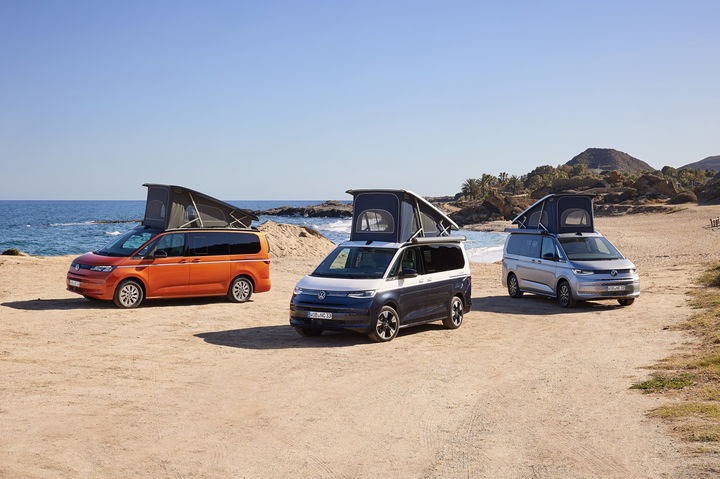 Vista lateral de la Volkswagen California 2024 en un entorno playero