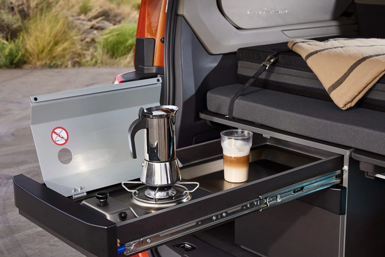 Vista de la cocina integrada en la Volkswagen California 2024, funcionalidad y diseño en armonía.