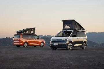 Nueva Volkswagen California 2024, híbrida enchufable en cautivador atardecer