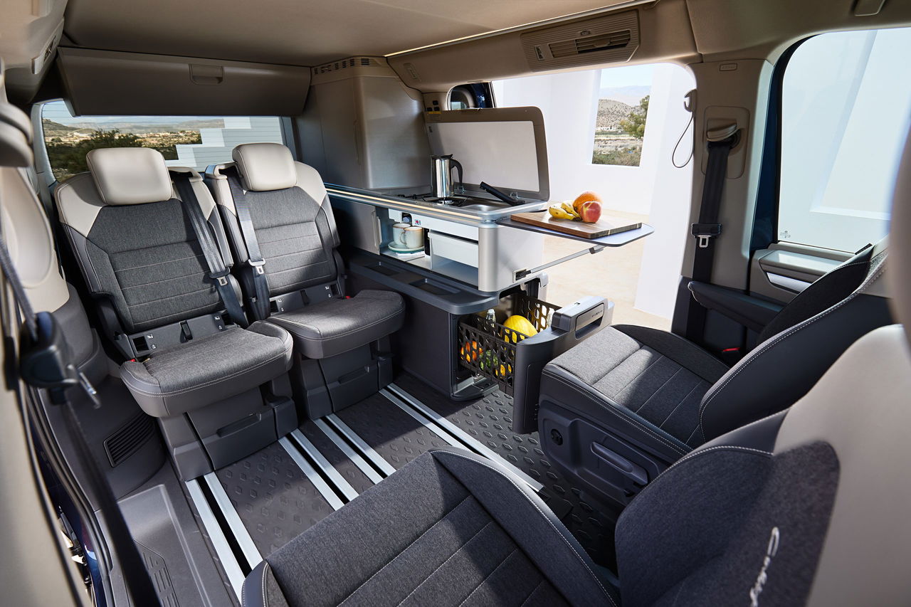 Vista lateral del habitáculo camper Volkswagen California 2024, con detalles de acabado y distribución.