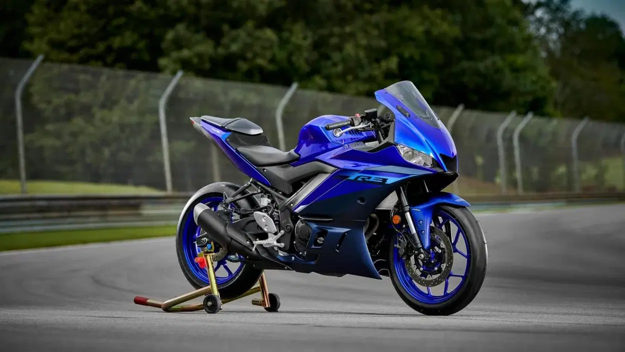 Vista lateral Yamaha R3, destacando su diseño deportivo y aerodinámico.