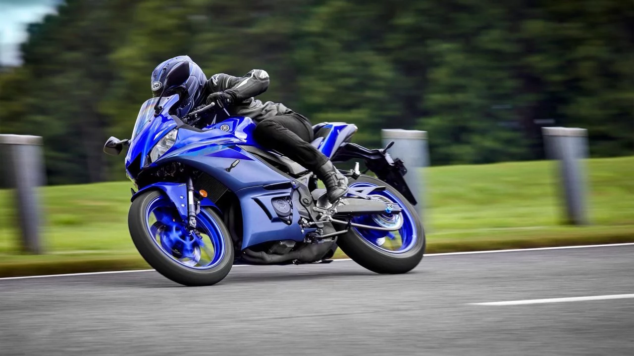 Vista dinámica de la Yamaha R3 2024 en acción, destacando su diseño deportivo.