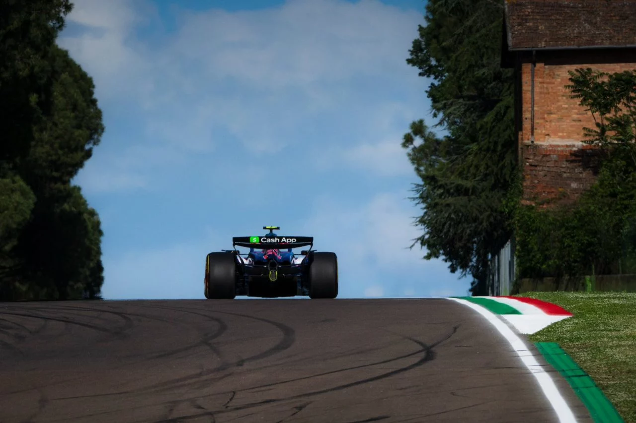 Monoplaza F1 mostrando aerodinámica trasera en curva de Imola