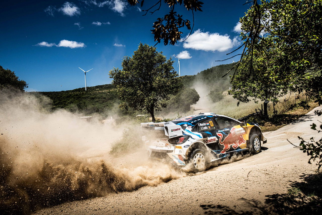 Hyundai i20 en acción en el Rally de Cerdeña, mostrando destreza y potencia en terreno gravel.