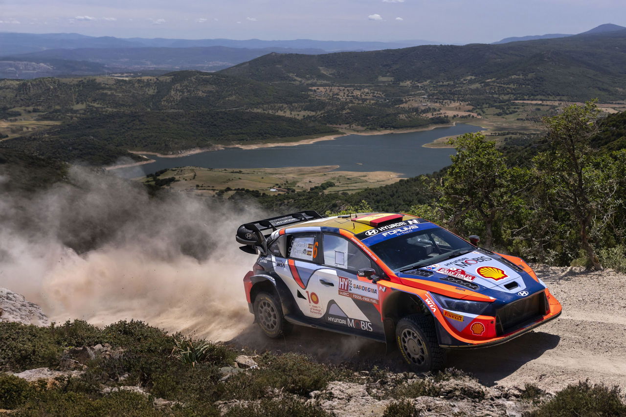 Hyundai i20 en acción durante el Rally de Cerdeña, dominando las curvas polvorientas