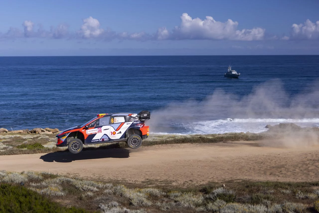 Ott Tänak domina las curvas del Rally de Cerdeña con maestría en su Hyundai.