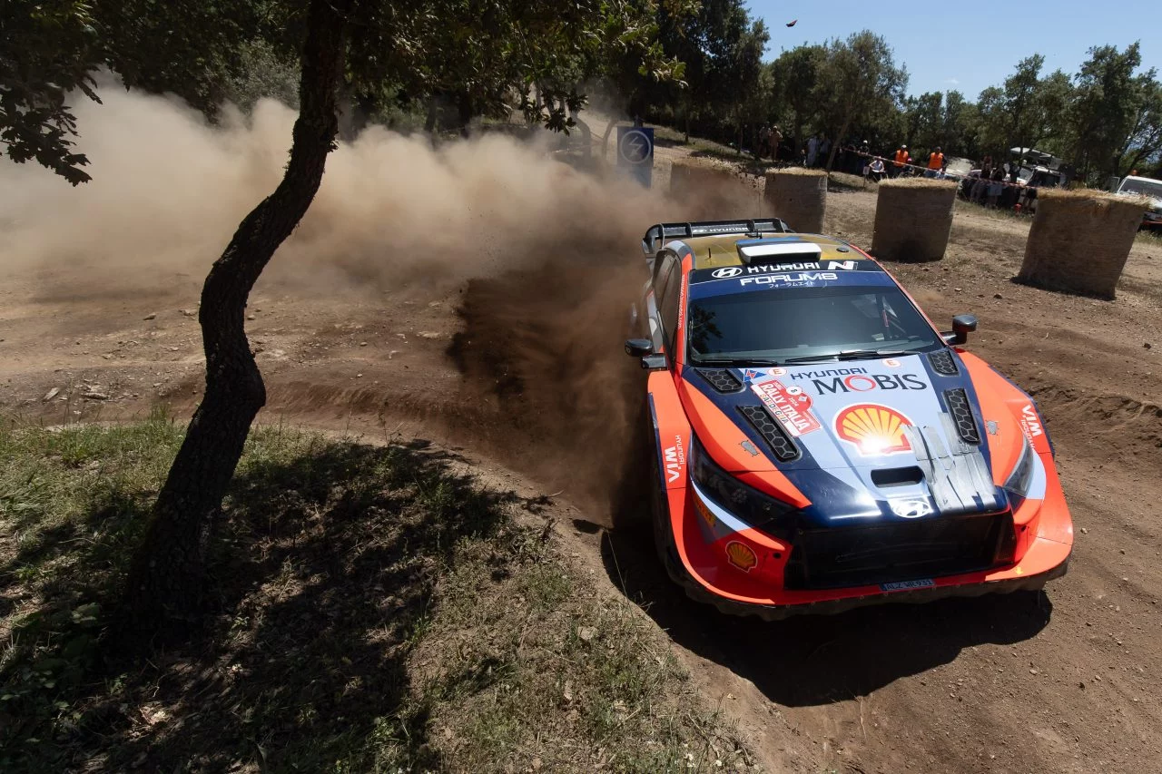 Ott Tänak en acción durante Rally de Cerdeña, dominando las curvas con maestría