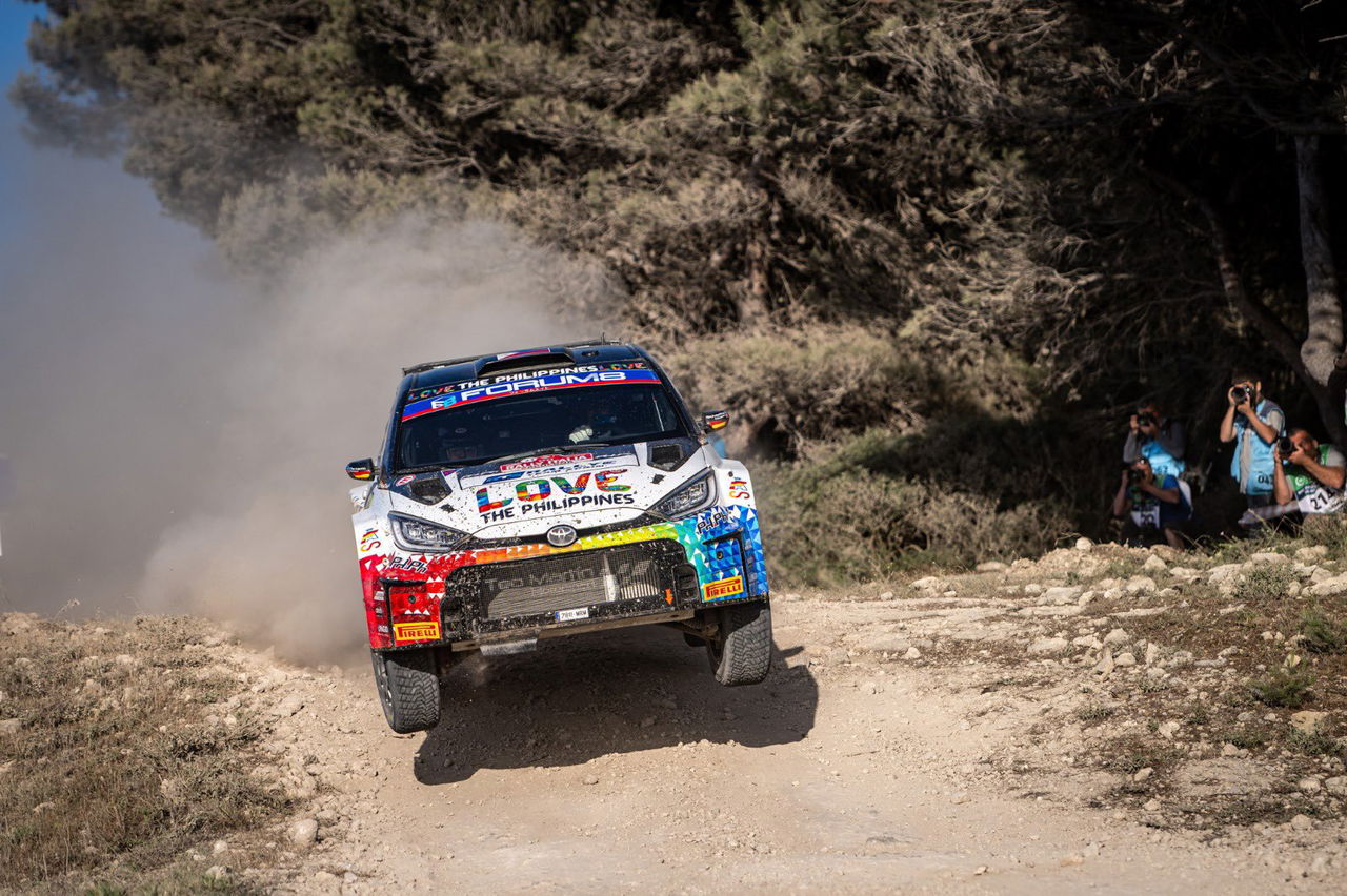 Ott Tänak domina las pistas de Cerdeña con maestría en su Hyundai.