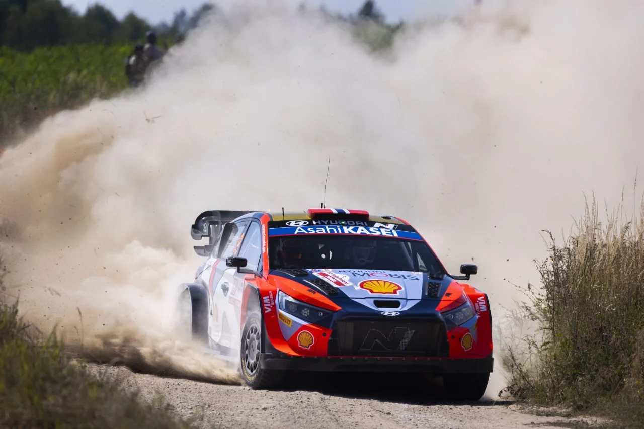 Ott Tänak dominando con maestría en el Hyundai i20 en el Rally de Polonia.