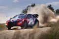 Hyundai i20 Coupe WRC cortando rápido por el polvo del Rally de Polonia.