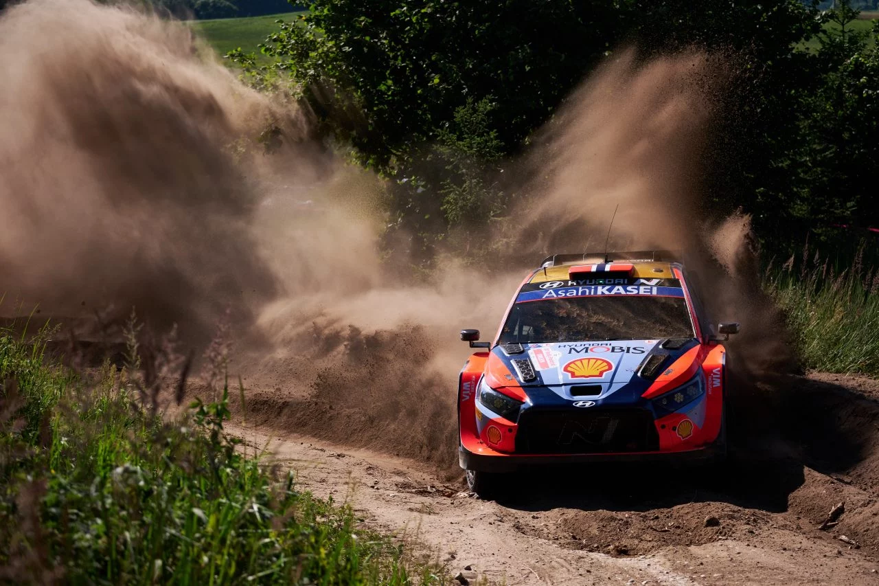 Captura de un vehículo derrapando con maestría en el Rally de Polonia.