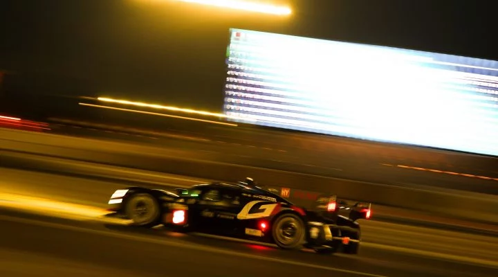 Toyota acelera por la noche en Le Mans con una iluminación impresionante