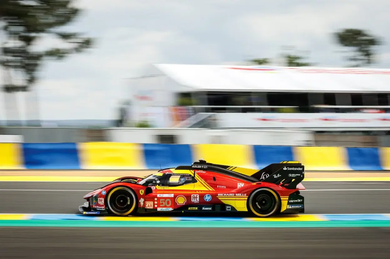 Ferrari compitiendo en las 24 Horas de Le Mans 2024, velocidad pura en pista.