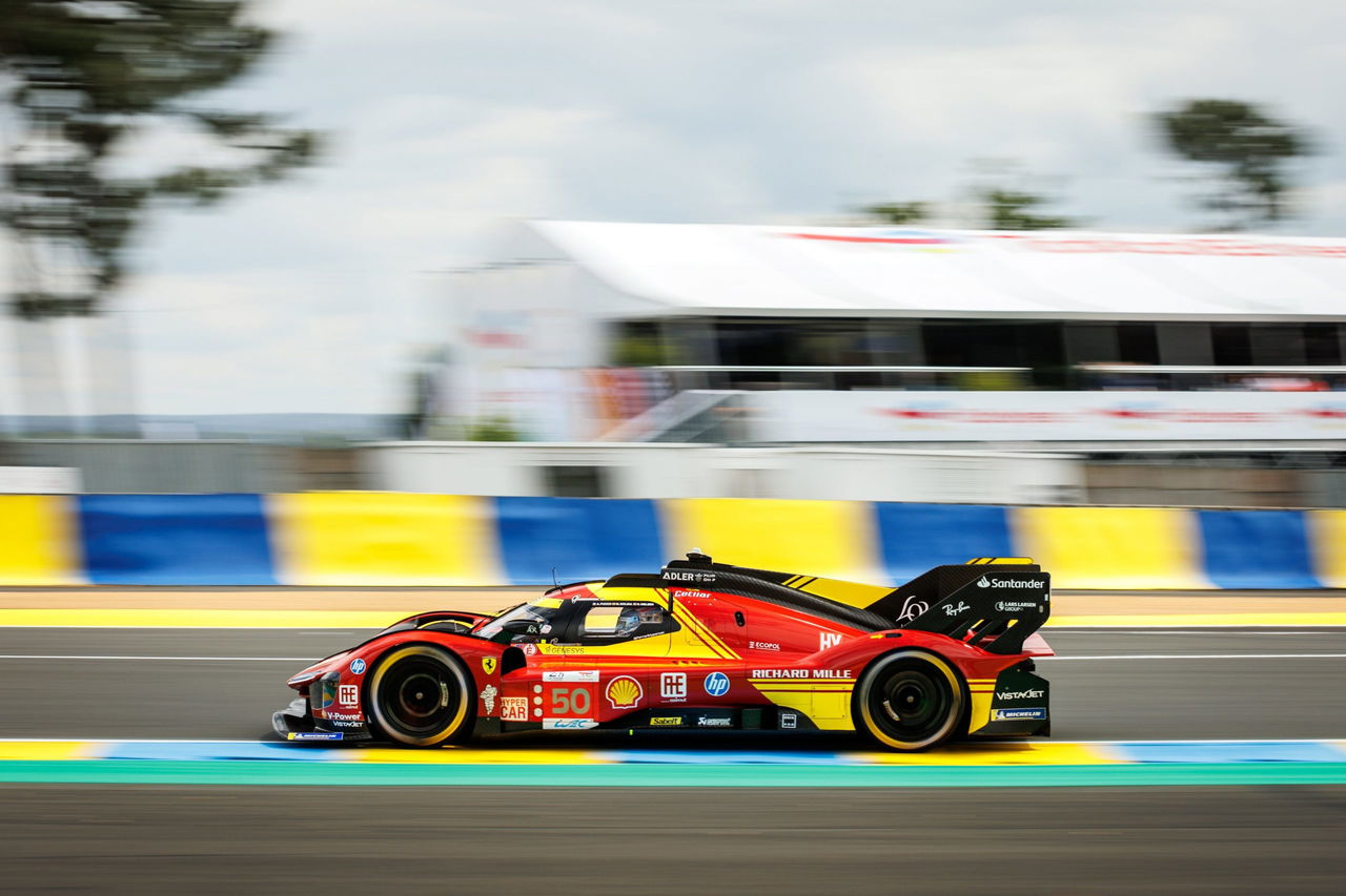 Ferrari compitiendo en las 24 Horas de Le Mans 2024, velocidad pura en pista.