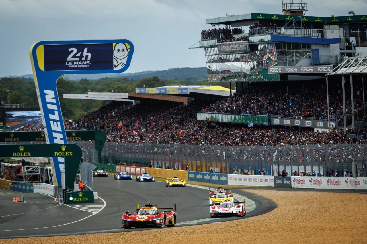 Inicio trepidante bajo la lluvia en Le Mans