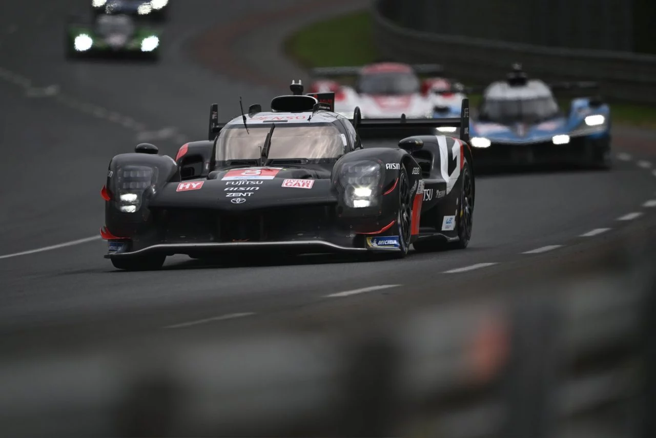 Inicio desafiante en Le Mans con lluvia intensa adelantando el drama.