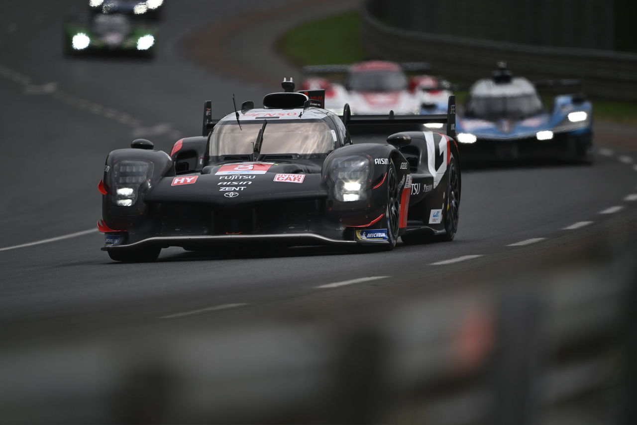 Inicio desafiante en Le Mans con lluvia intensa adelantando el drama.