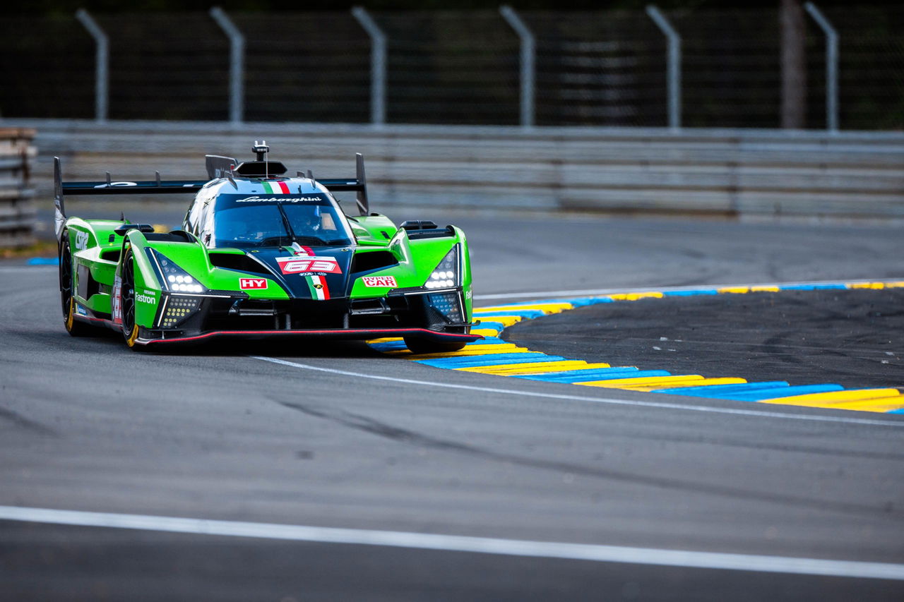 Vista dinámica de un Hypercar en Le Mans, mostrando su diseño aerodinámico y esquema de colores.