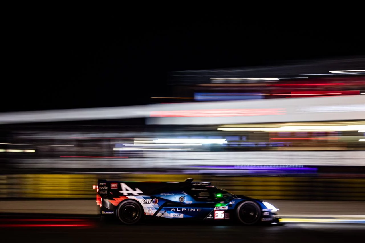 Un Alpine LMP1 en plena nocturna Le Mans demuestra Balance of Performance.