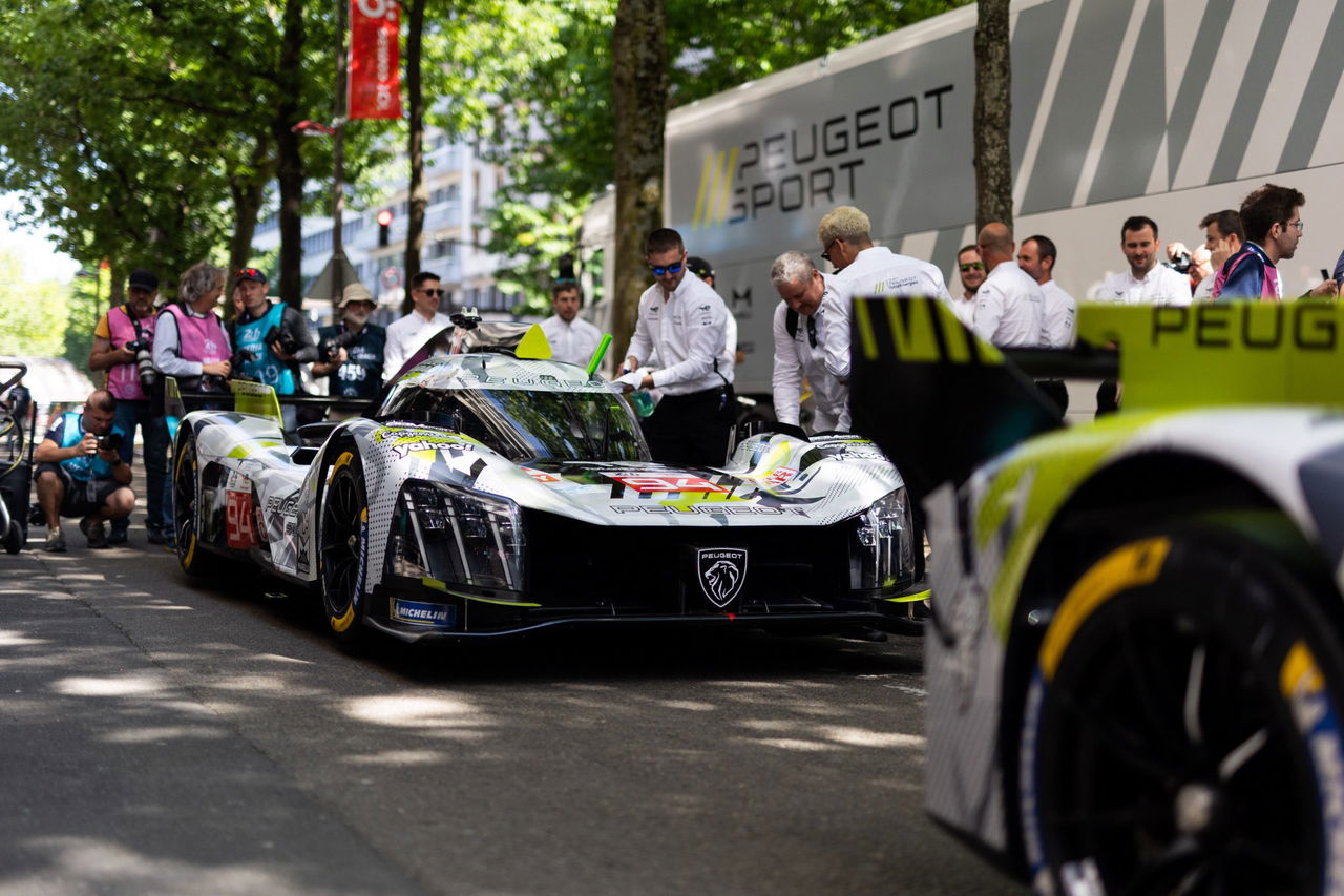 Vista lateral de un prototipo en las 24 Horas de Le Mans.