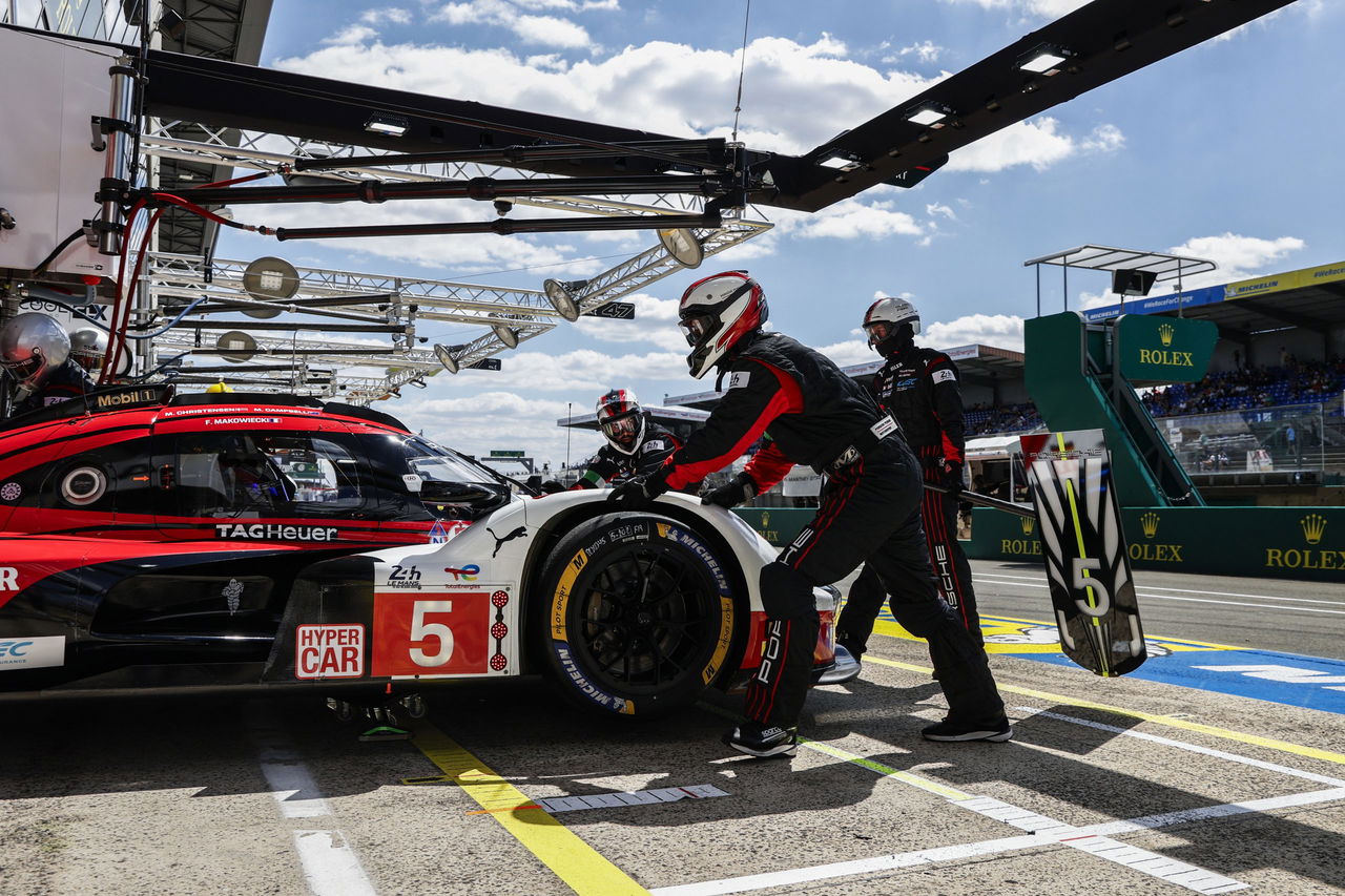 Pit stop técnico durante las 24 Horas de Le Mans, eficiencia en equipo.