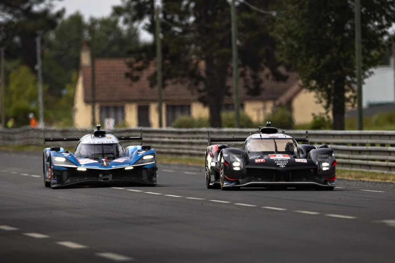 Vista lateral de competidores en acción durante las 24 Horas de Le Mans