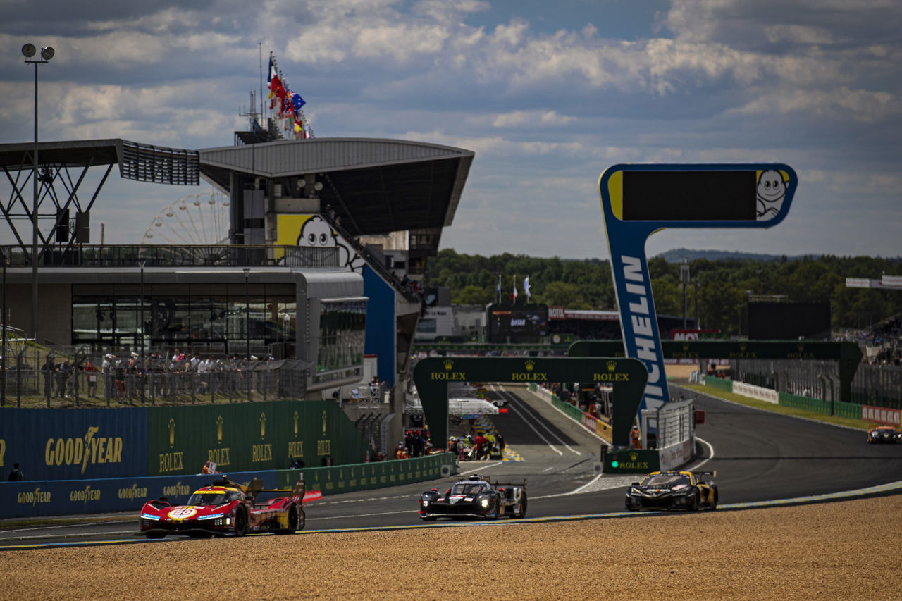 Vista dinámica de prototipos en acción durante las 24 Horas de Le Mans