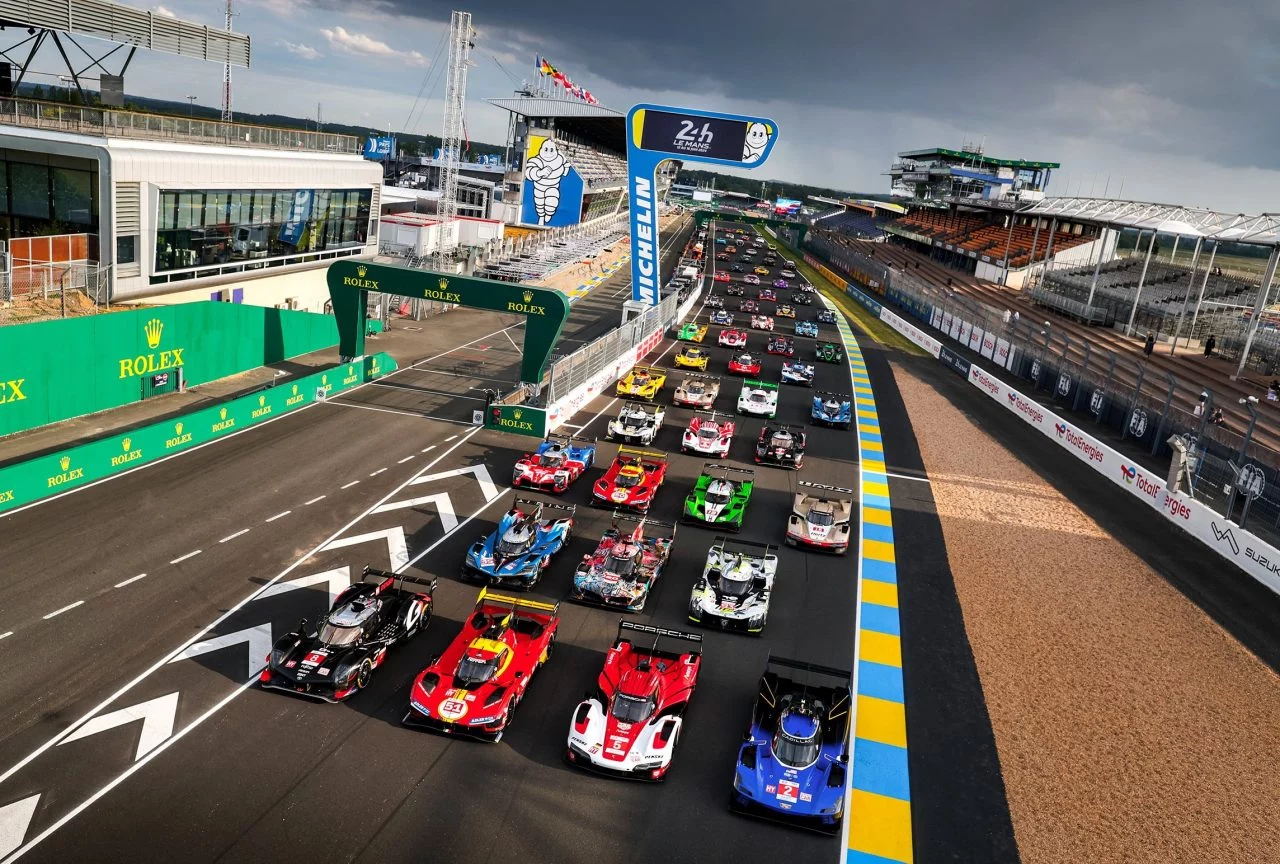 Vista panorámica de la parrilla de salida en Le Mans