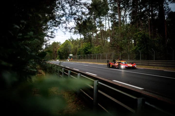 Vehículo compitiendo en las 24 Horas de Le Mans, imagen captura la velocidad y competencia.