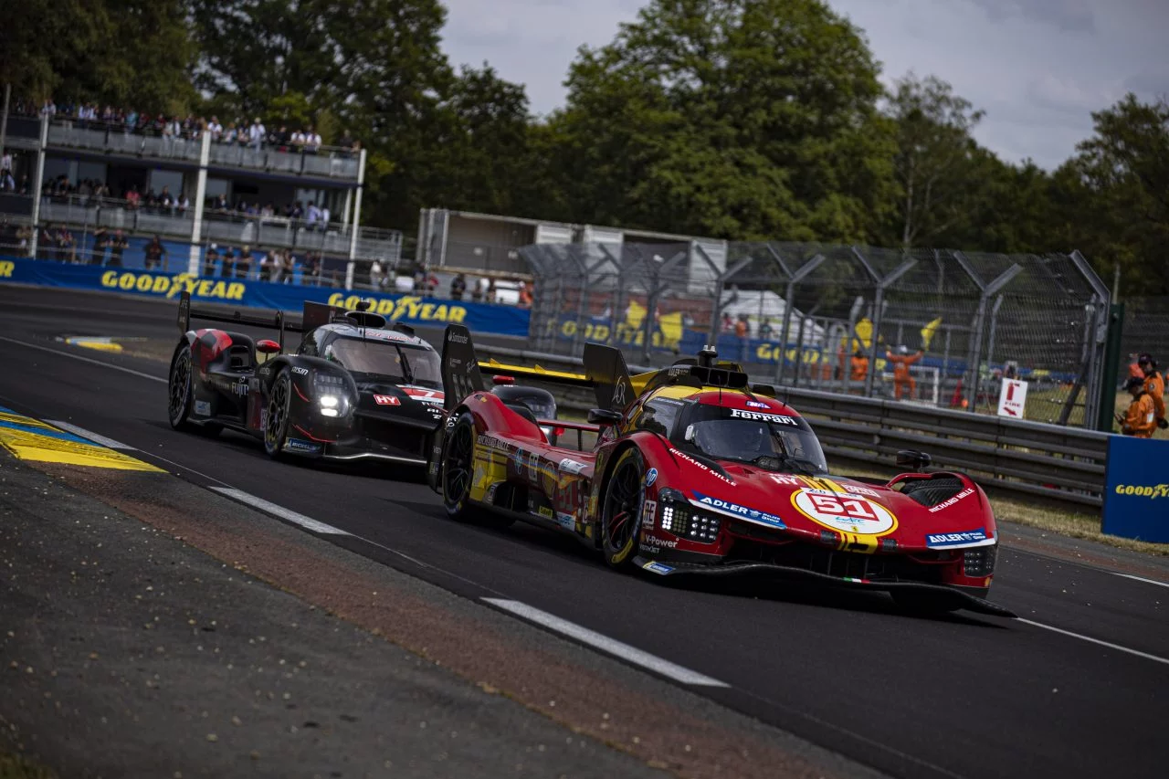 Vista dinámica de prototipos de Le Mans en plena competición