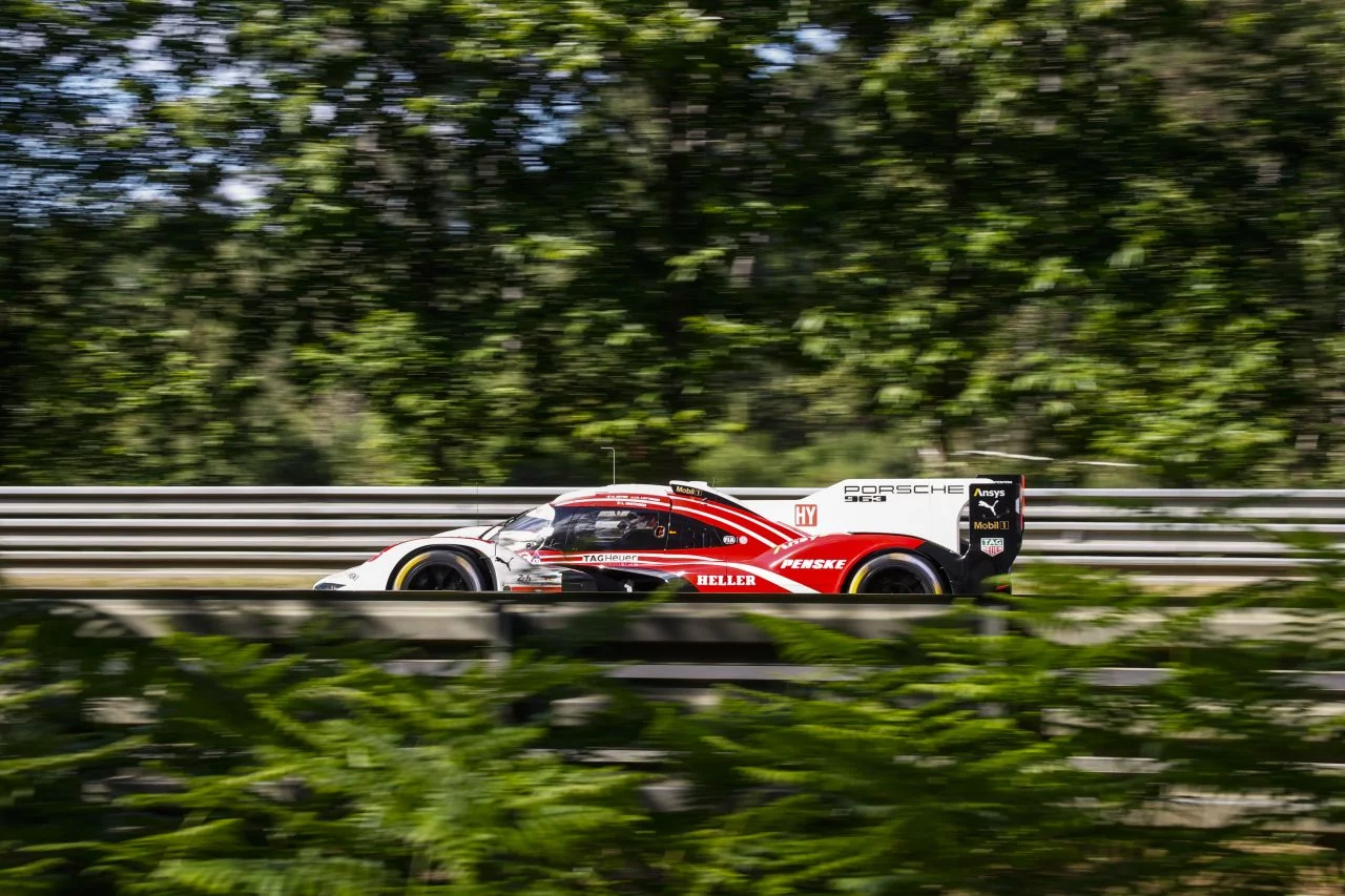 Bólido de Porsche compitiendo en las 24 Horas de Le Mans