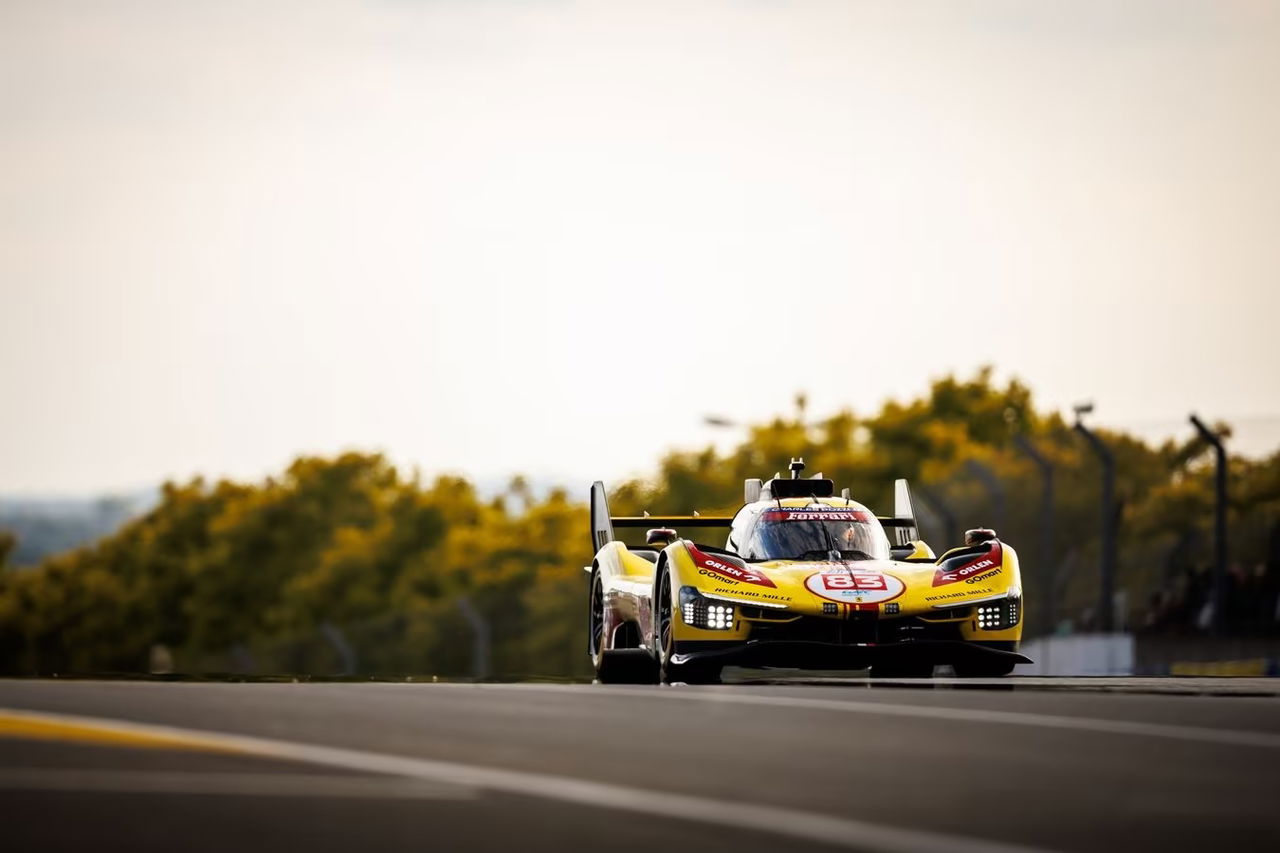 Vista dinámica de un competidor en Le Mans 2025, velocidad y competencia.