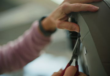 Manos trabajando en detalles del interior de un vehículo