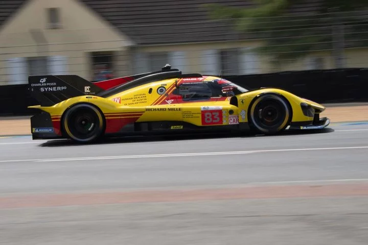 Prototipo de Ferrari en acción durante la 'Golden Hour' de Le Mans