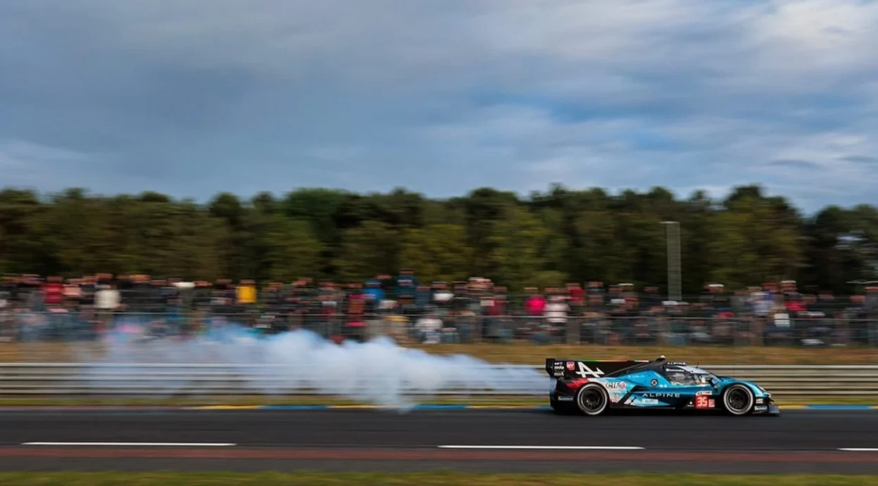 El Alpine A424 muestra su potencial en Le Mans.