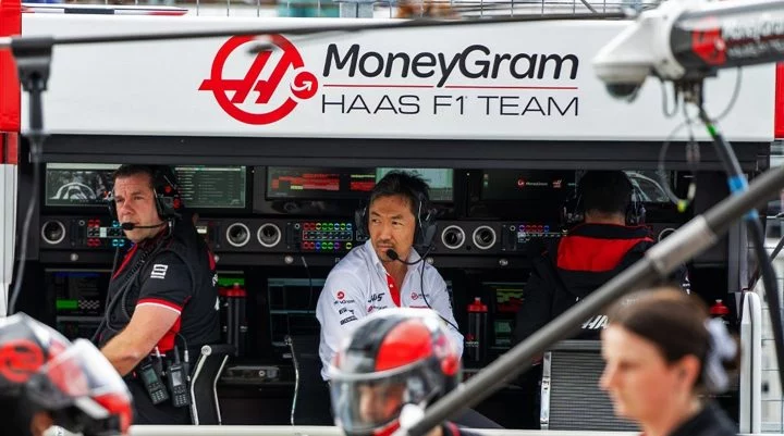 Miembros del equipo Haas F1 en el pit lane durante el GP de Canadá 2024