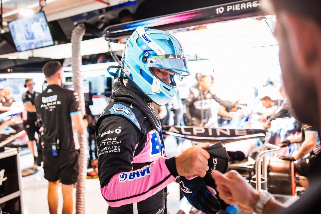 Pierre Gasly, piloto del equipo Alpine F1, durante un momento de concentración.