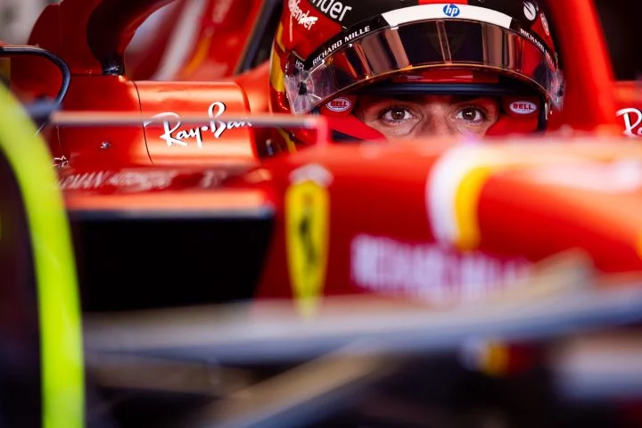 Carlos Sainz preparado para competir en Imola con la Scuderia Ferrari.