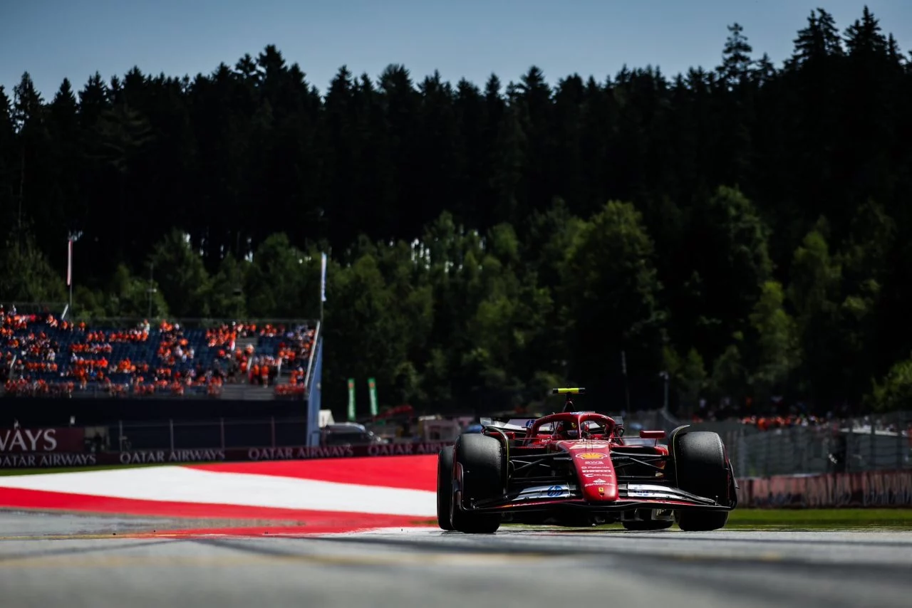 Carlos Sainz a bordo de su Ferrari en plena carrera