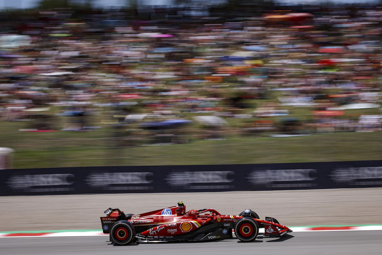 Monoplaza en acción durante el GP de España, enfoque en dinámica y diseño.