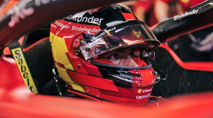 Imagen detallada del bólido Ferrari F1 conducido por Carlos Sainz Jr.