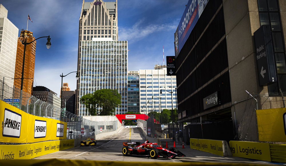 Monoplaza RLL en acción durante el GP de Detroit, muestra velocidad y dinamismo.