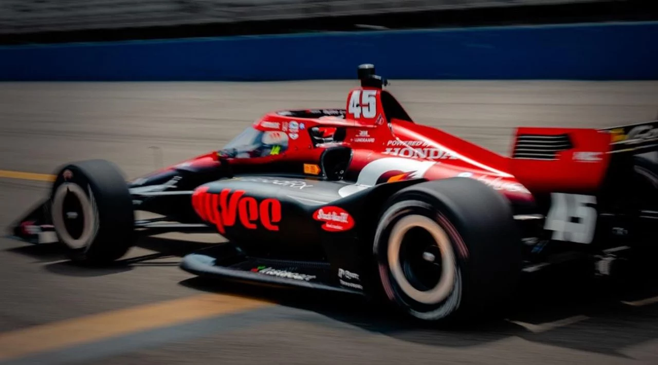 Lungaard pilota el nuevo IndyCar híbrido en Milwaukee, mostrando innovación y rendimiento.